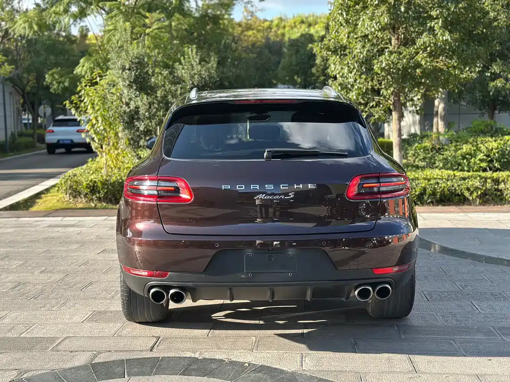 PORSCHE MACAN