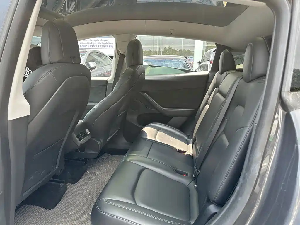 Tesla Model Y — миниатюра 7