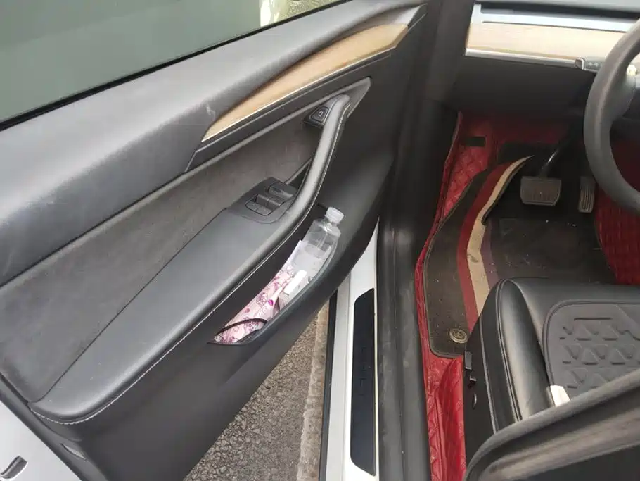 Tesla Model Y — миниатюра 7