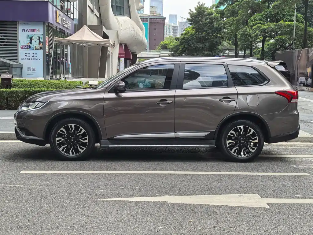 MITSUBISHI OUTLANDER