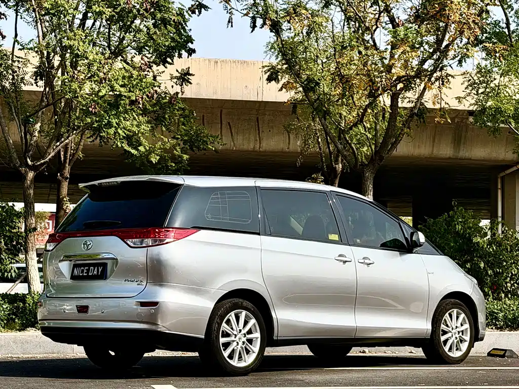 Toyota Previa — миниатюра 4
