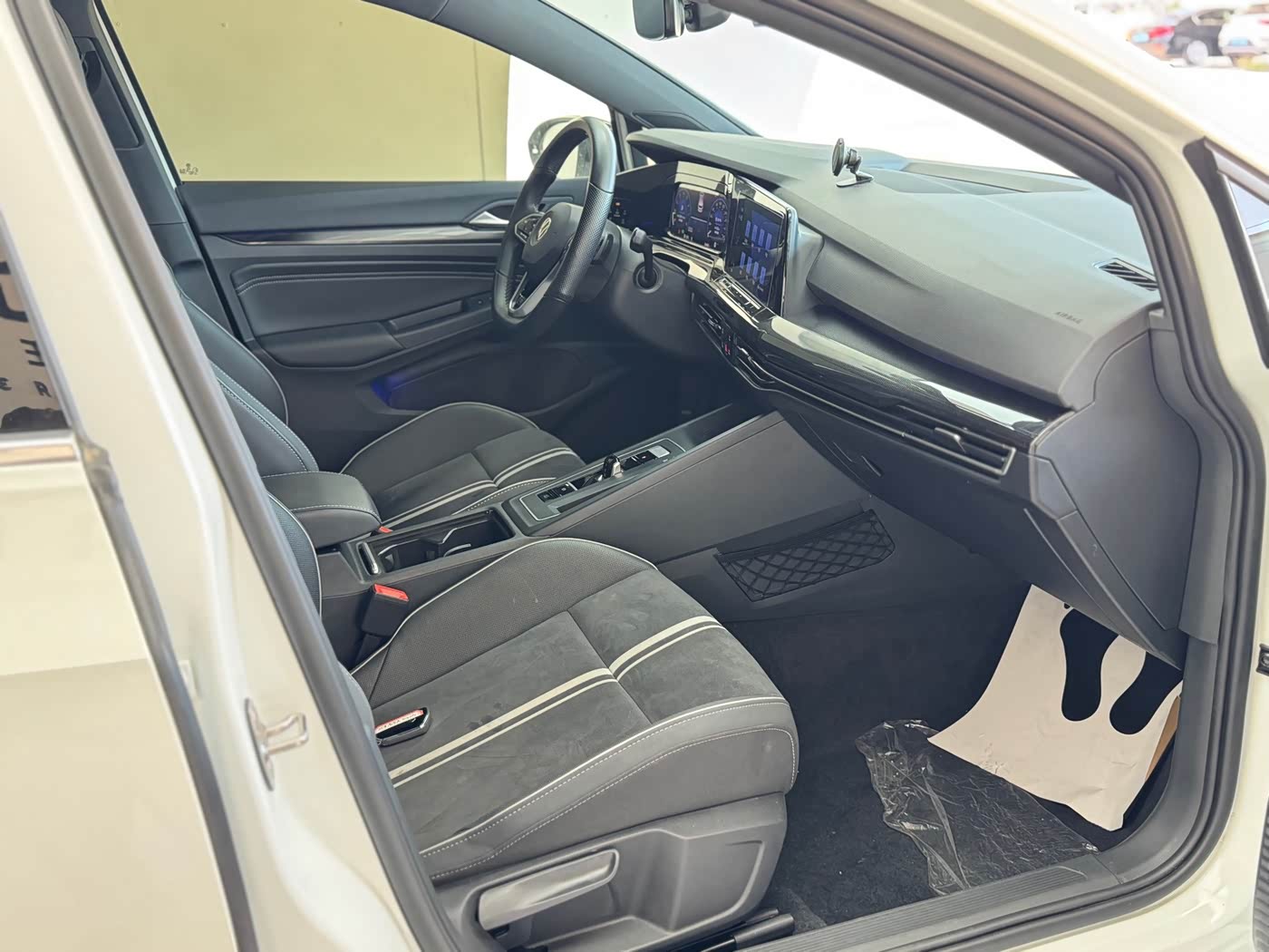 Volkswagen Golf 1.4 л 2023 г. Белый, пробег 24600 км