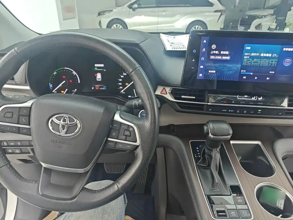 Toyota Granvia — миниатюра 10