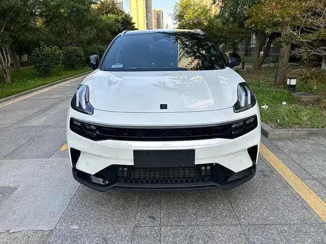 Lynk & Co 06