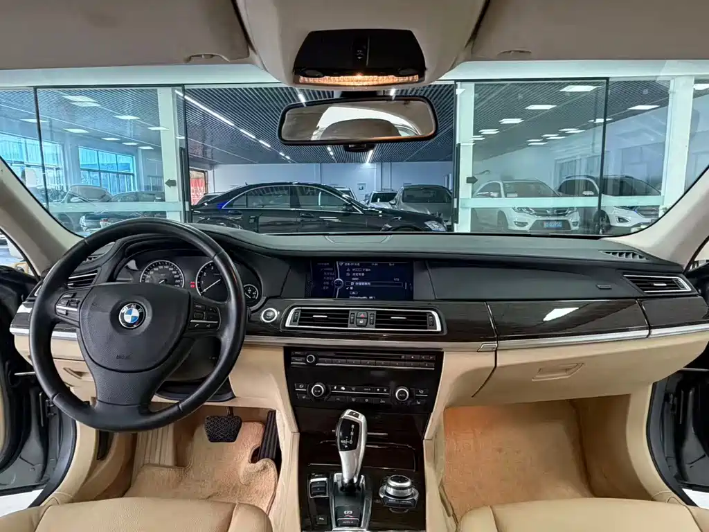 BMW 7 Series — миниатюра 9