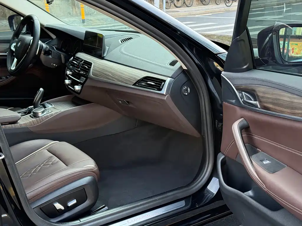 BMW 5 Series — миниатюра 10