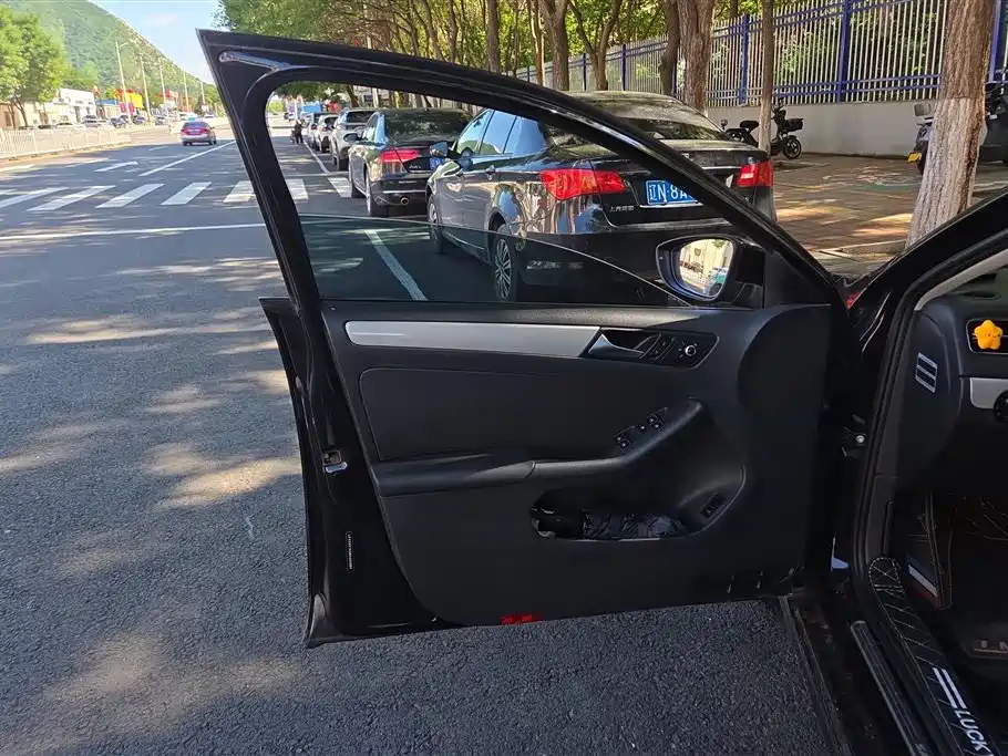 Volkswagen Sagitar 2014 1.6L AT Comfort