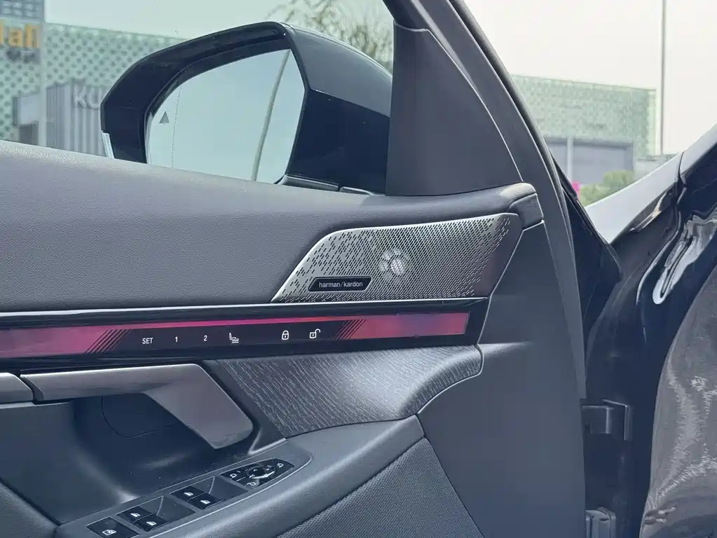 BMW 5 Series — миниатюра 12