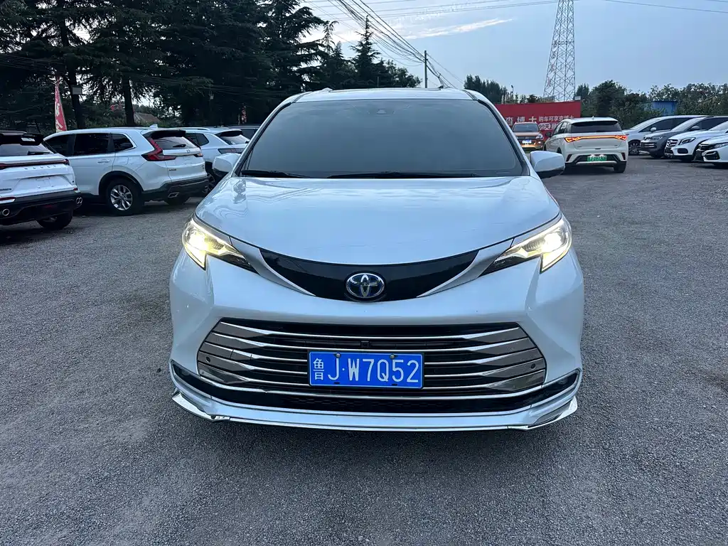 Toyota Sienna — миниатюра 2