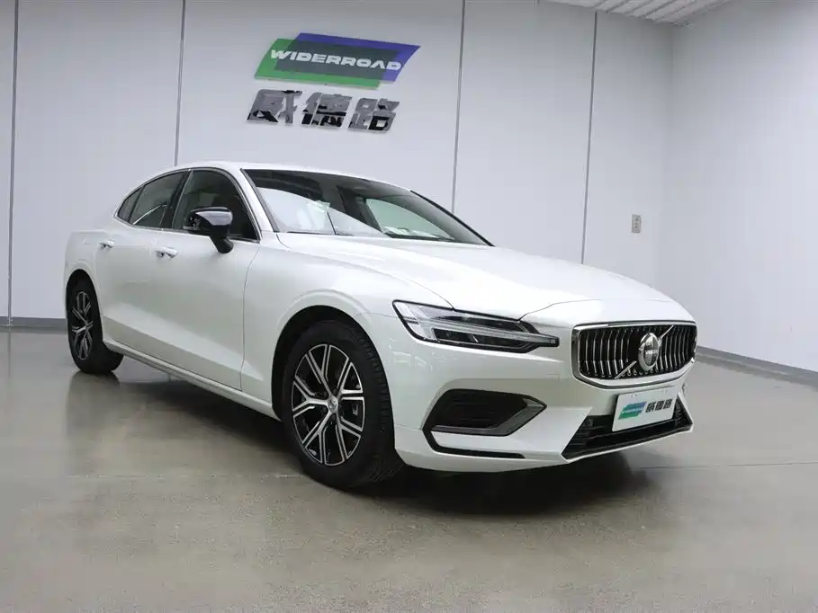 Volvo S60 2025 B4 Luxury