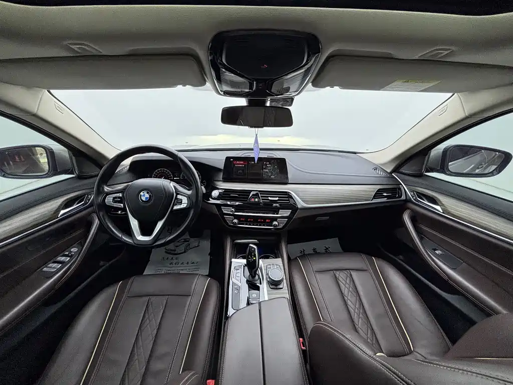 BMW 5 Series New Energy — миниатюра 11