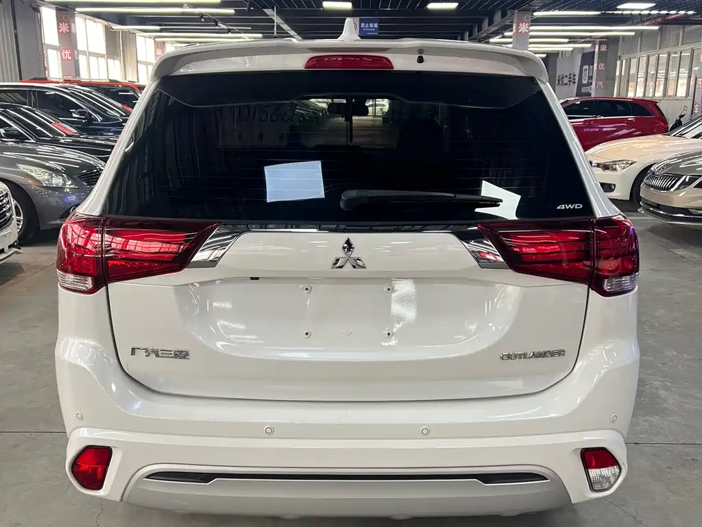 Mitsubishi Outlander 2021 2.4L 7 мест
