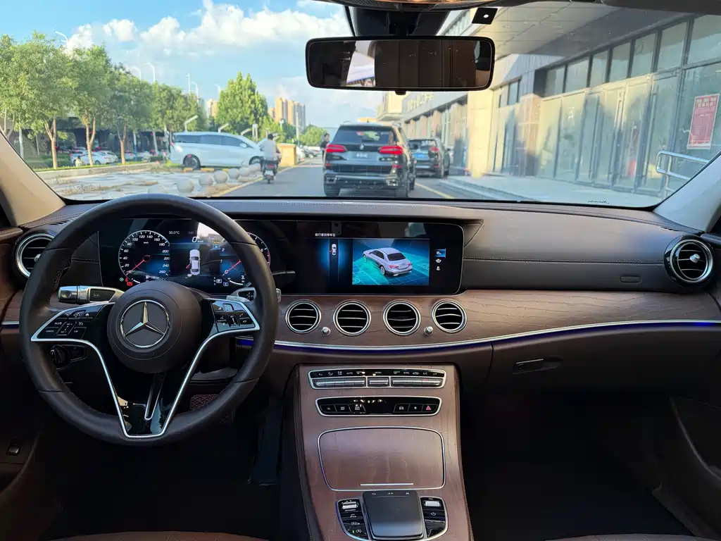 Mercedes-Benz E-Class — миниатюра 8
