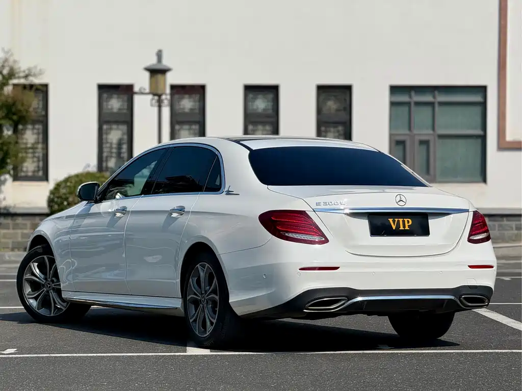 Mercedes-Benz E-Class — миниатюра 7