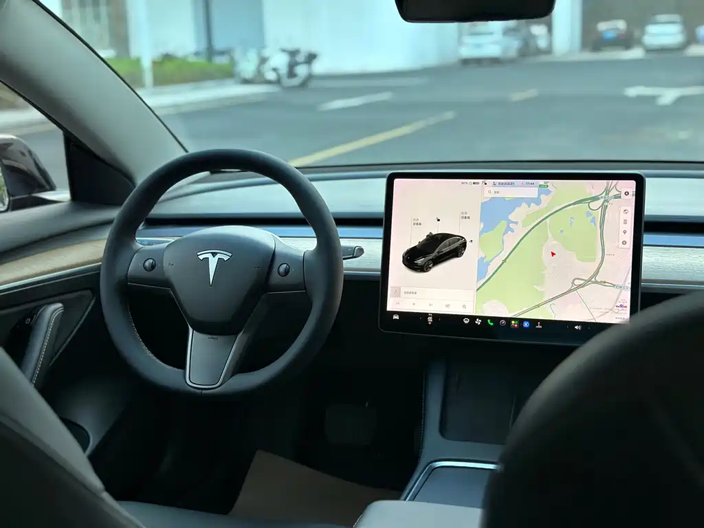 Tesla Model 3 — миниатюра 16