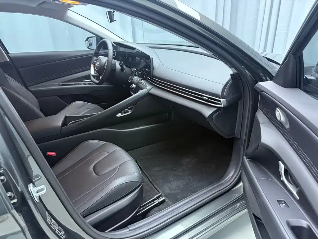 Hyundai Elantra 2023 1.5L CVT LUX Luxury