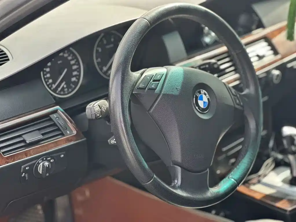 BMW 5 Series — миниатюра 7
