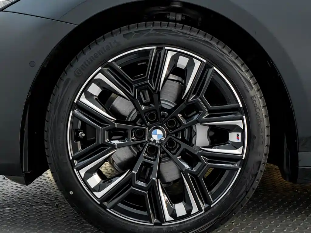 BMW 5 Series — миниатюра 10