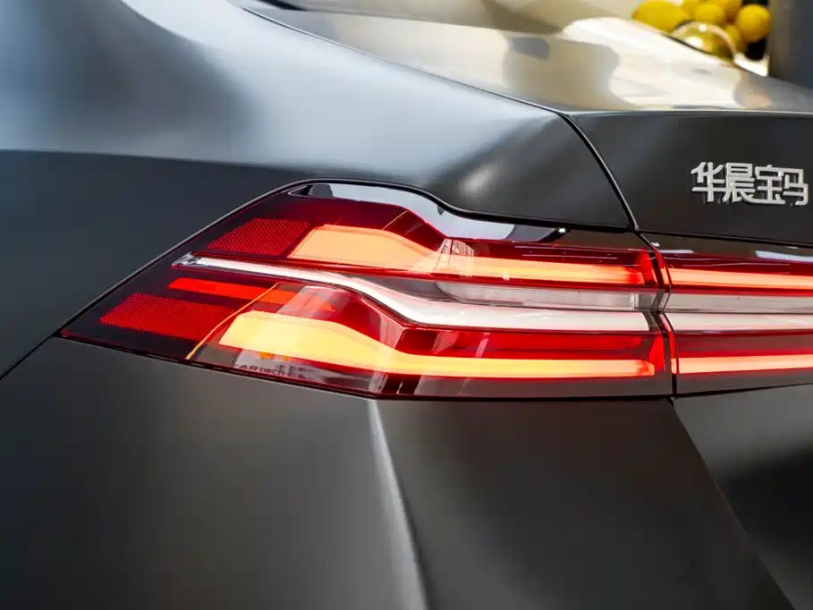 BMW 5 Series — миниатюра 9