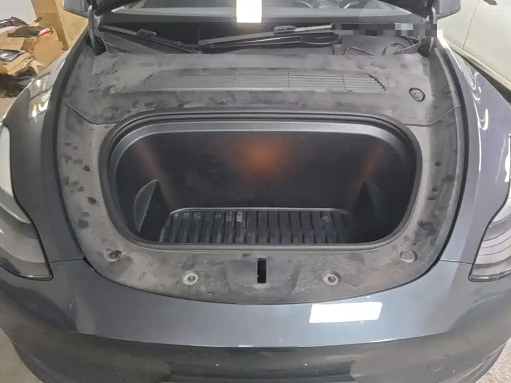 Tesla Model Y — миниатюра 20