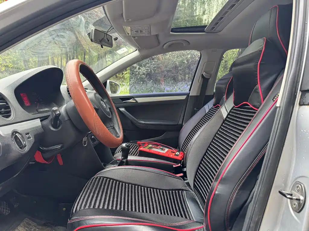Volkswagen Jetta 2013 1.6L MT Luxury
