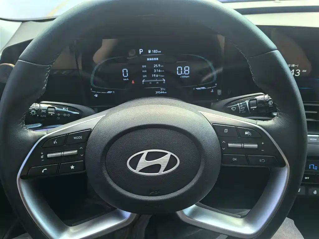 HYUNDAI ELANTRA