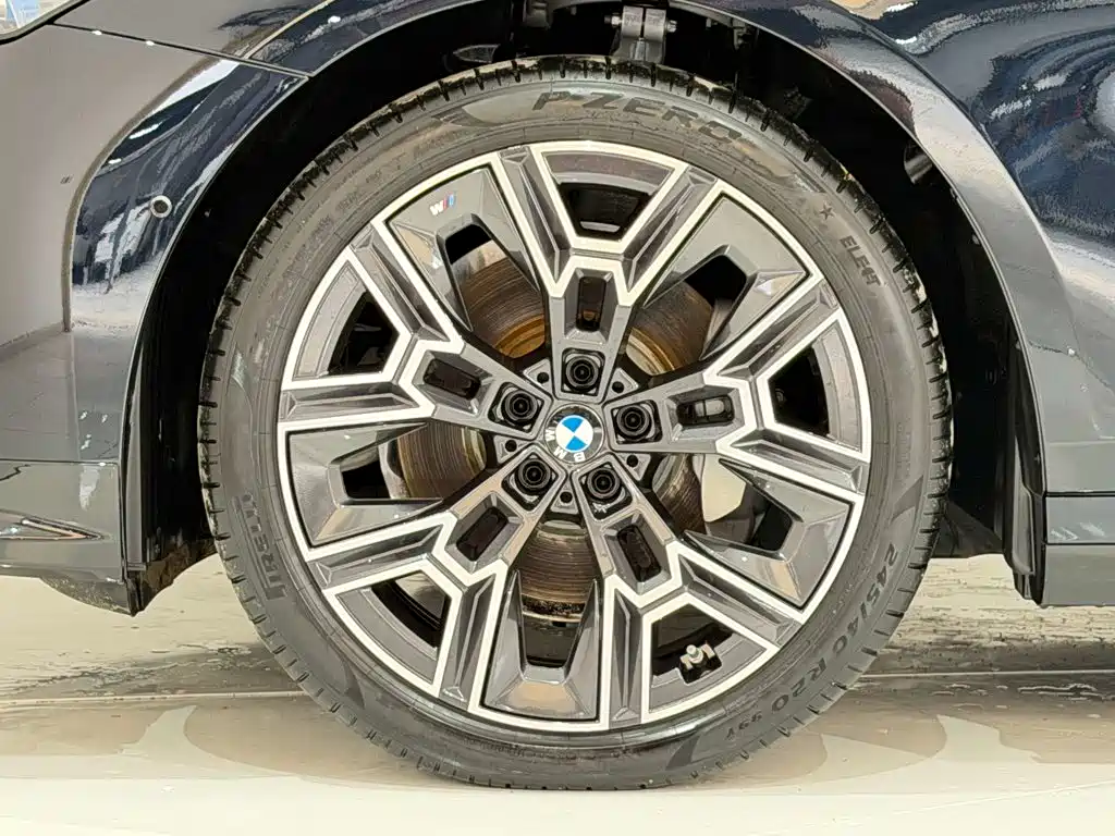 BMW 5 Series — миниатюра 11
