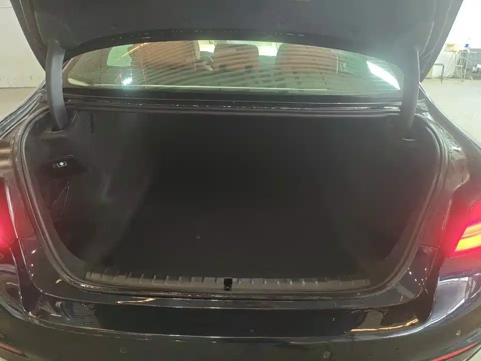 BMW 5 Series — миниатюра 8