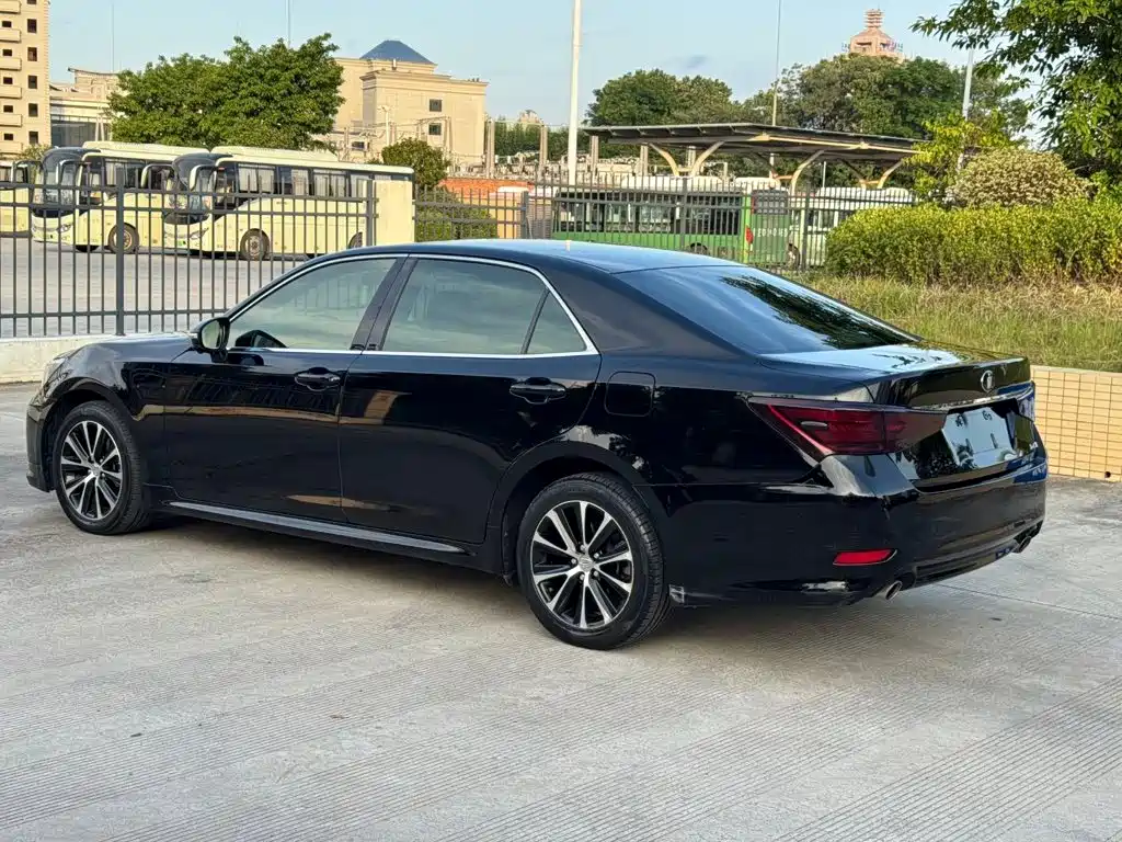 Toyota Crown — миниатюра 10