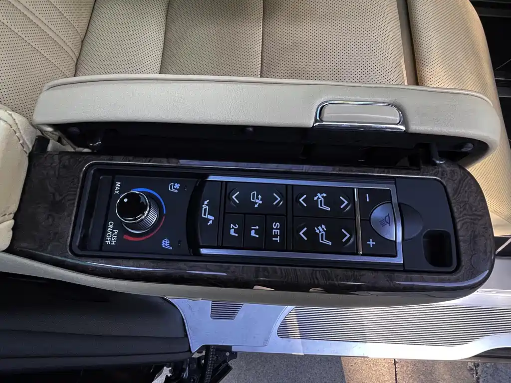 Toyota Alphard — миниатюра 18