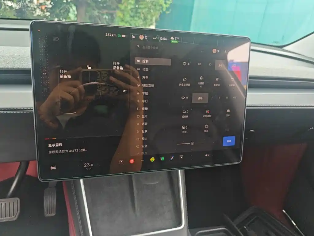 Tesla Model Y — миниатюра 9