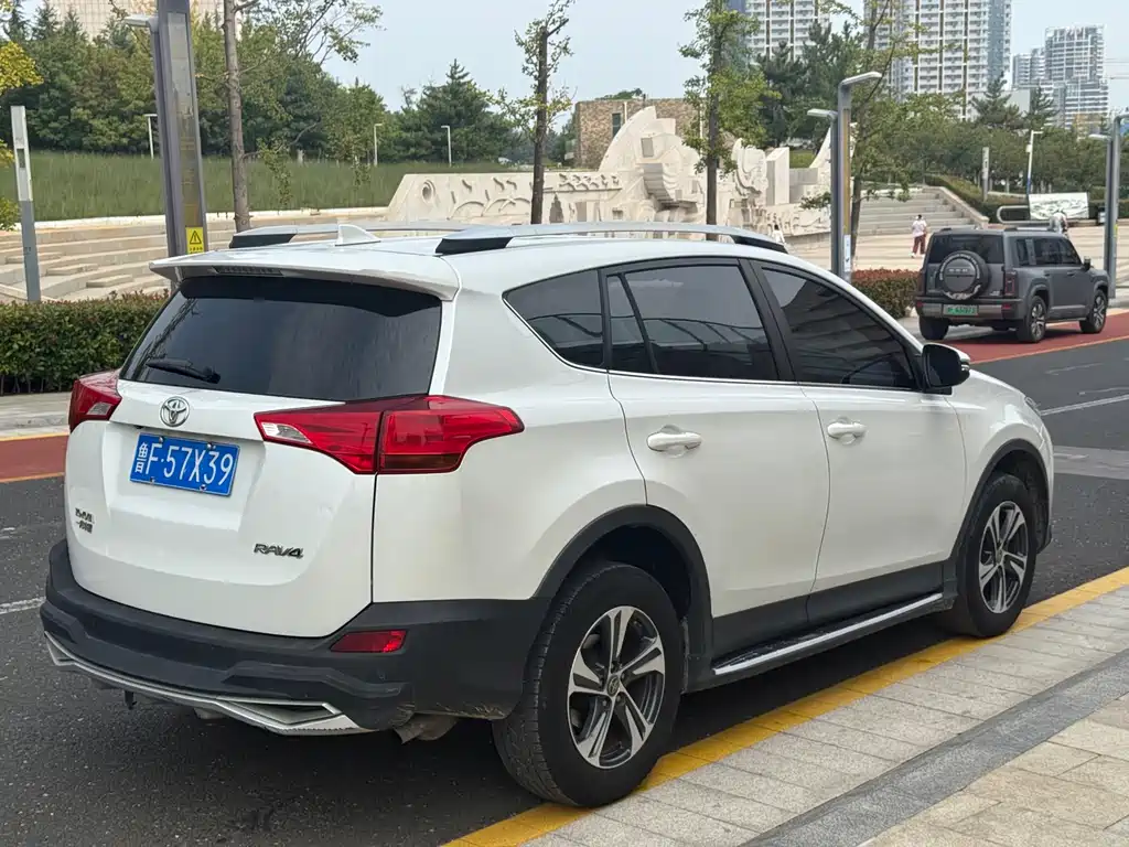 Toyota RAV4 — миниатюра 3