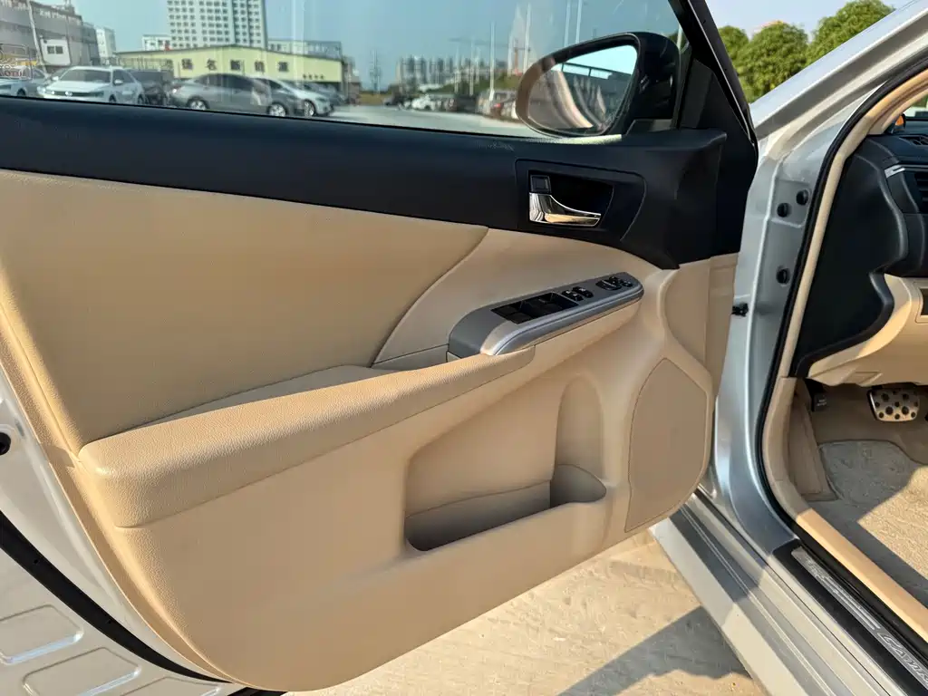 Toyota Camry — миниатюра 12