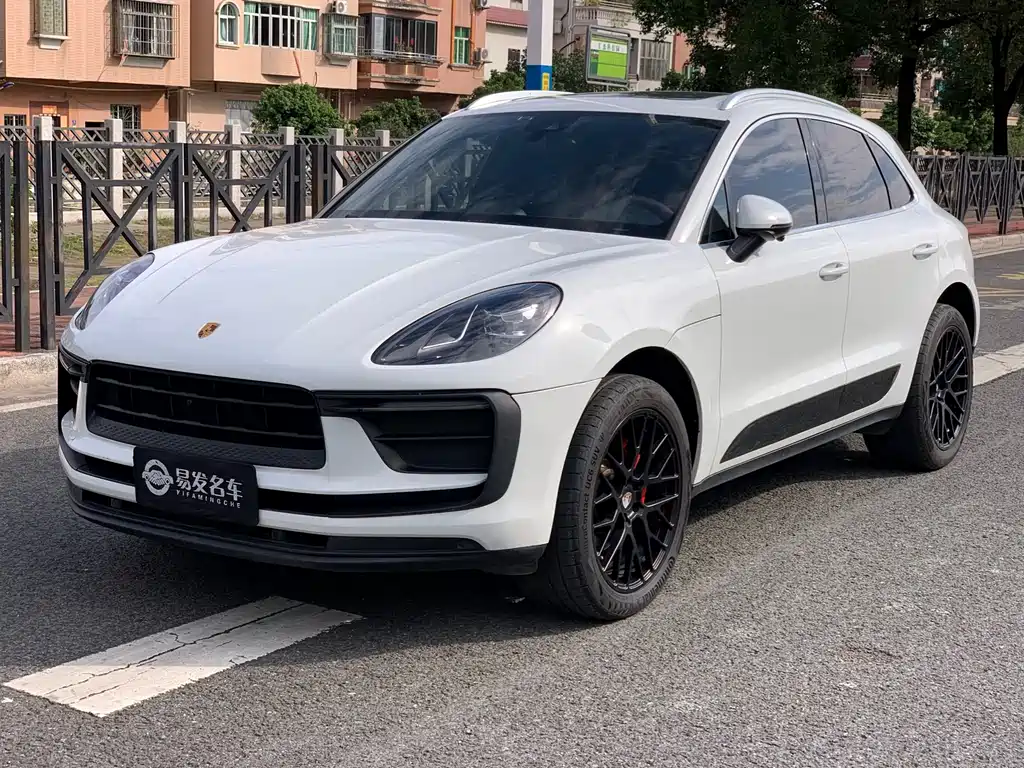 PORSCHE MACAN
