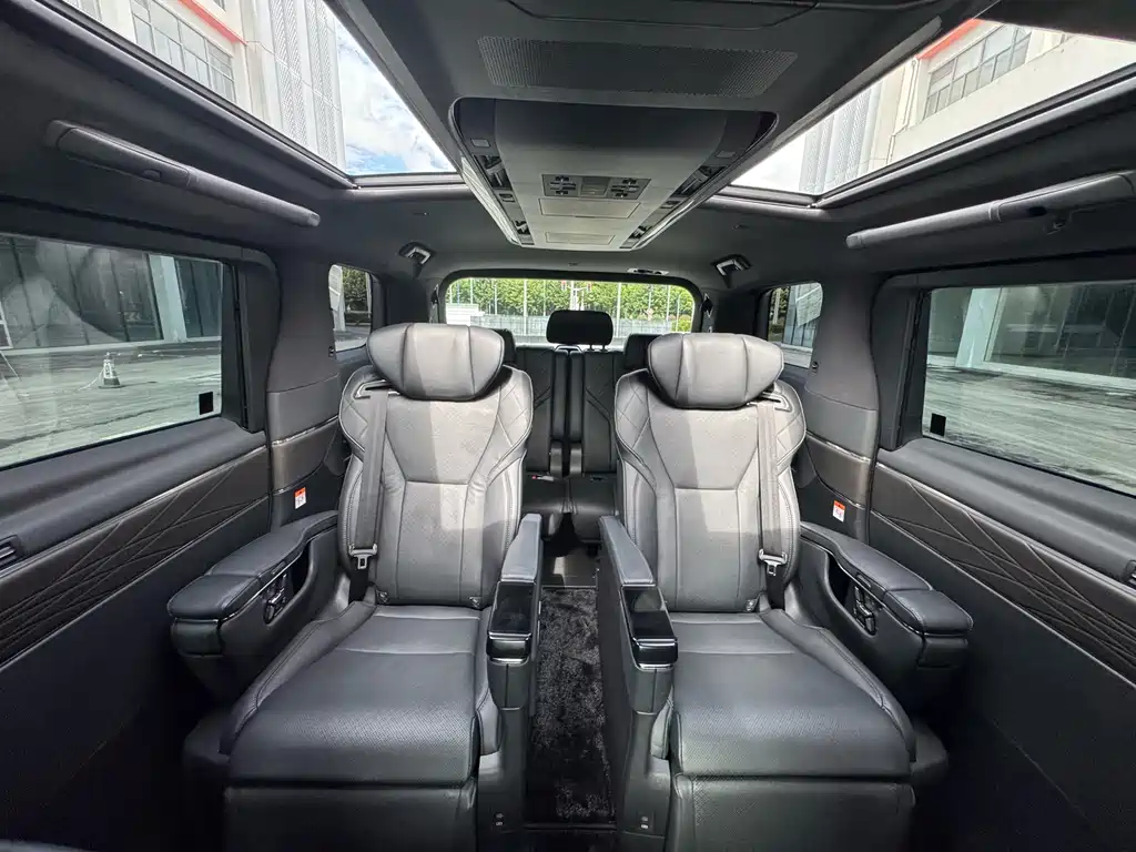 Toyota Alphard — миниатюра 9