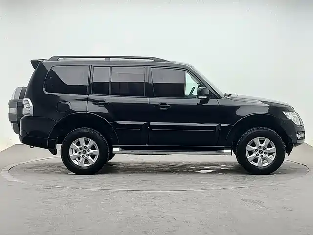 Mitsubishi Pajero (Import) — миниатюра 3