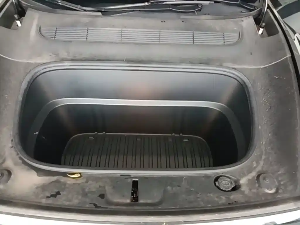 Tesla Model Y — миниатюра 20