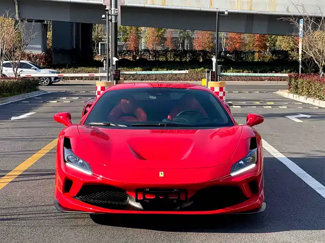 FERRARI F8
