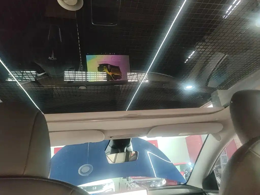 Tesla Model Y — миниатюра 18
