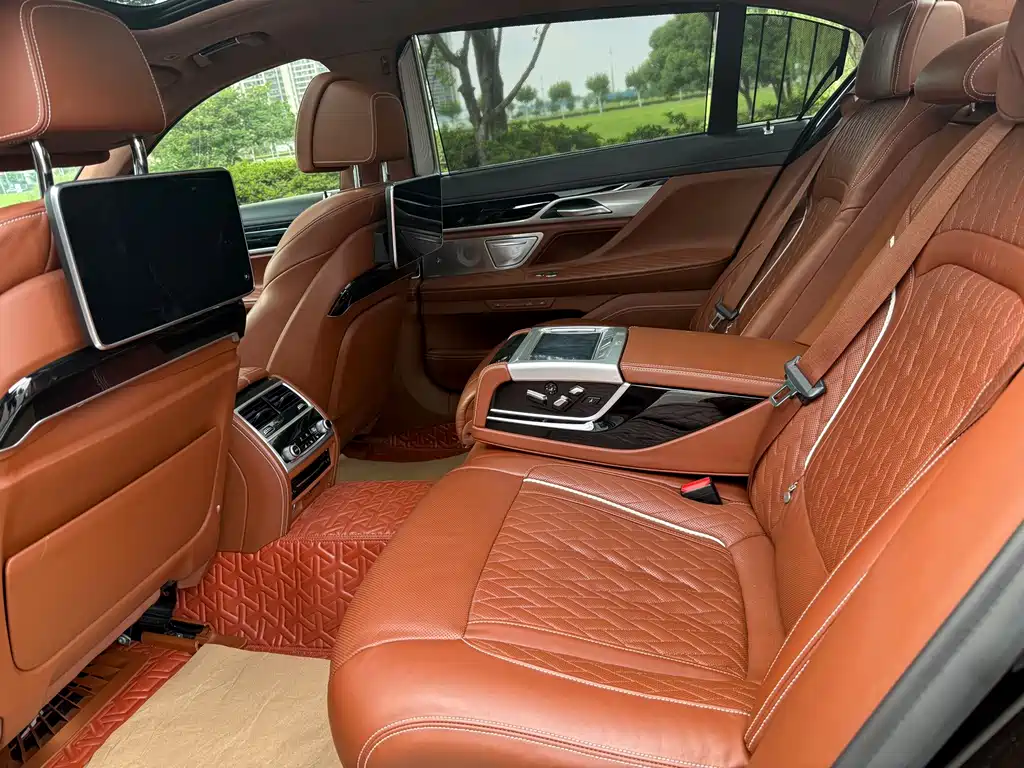 BMW 7 Series — миниатюра 8