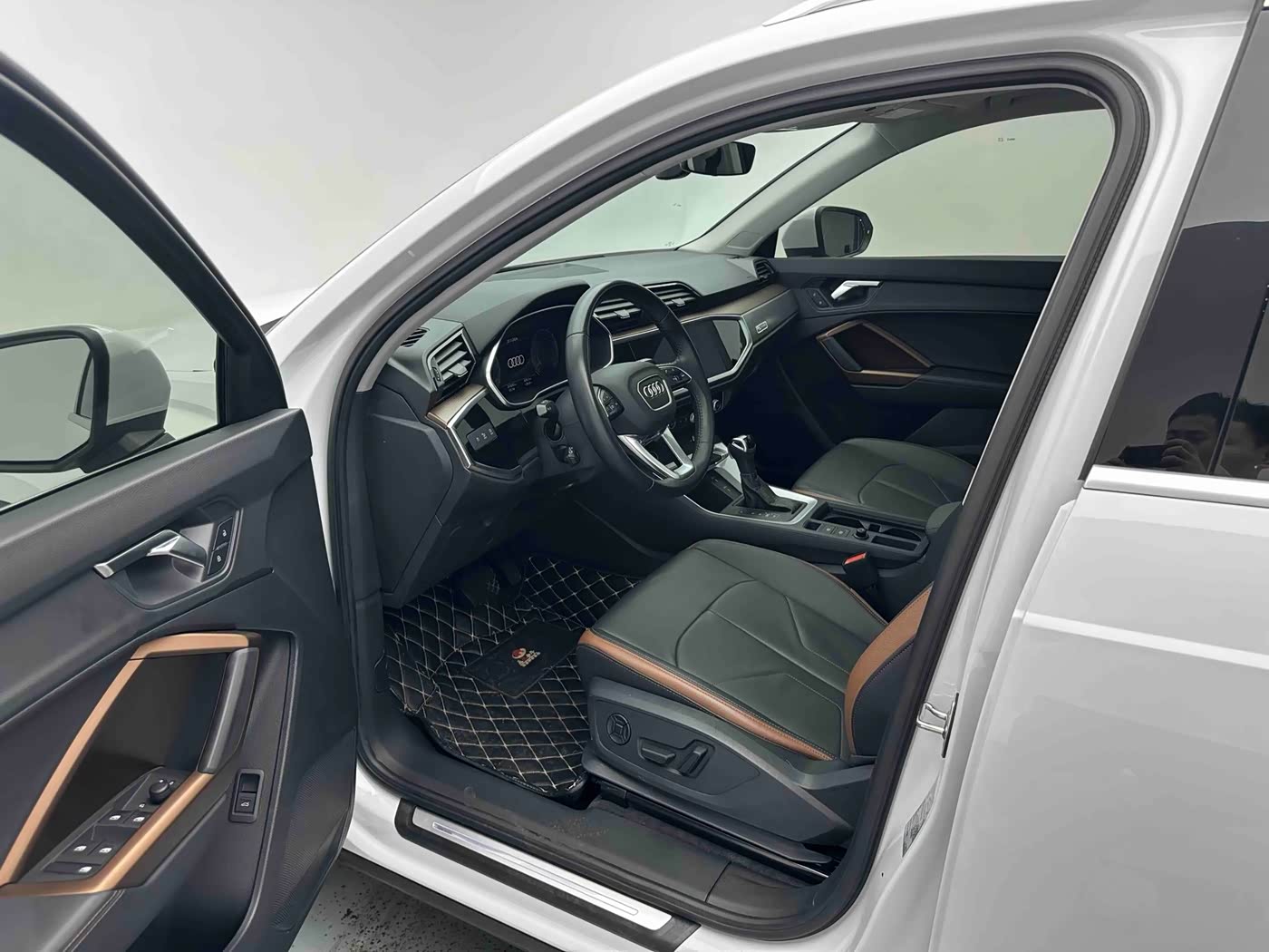 Audi Q3 1.4 л 2021 г. Белый, пробег 21000 км
