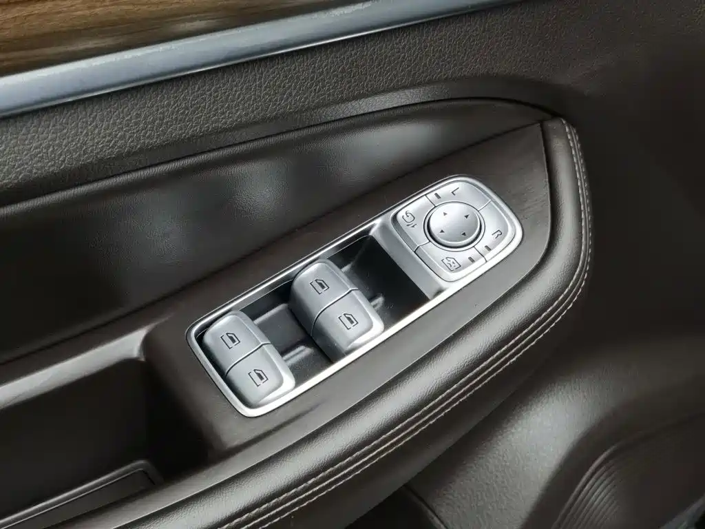 Roewe RX8 — миниатюра 9