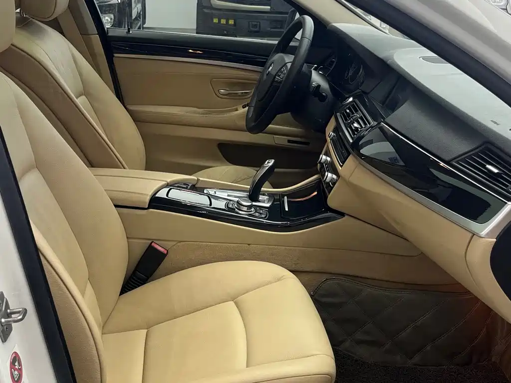 BMW 5 Series — миниатюра 12