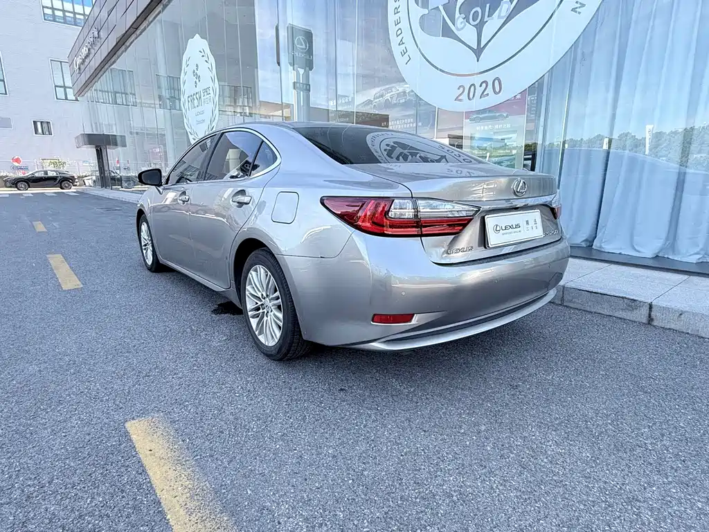Lexus ES — миниатюра 14