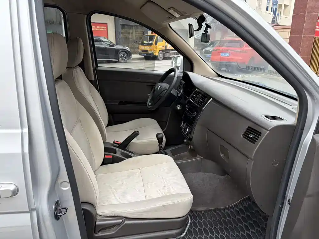 Wuling Rongguang V — миниатюра 10