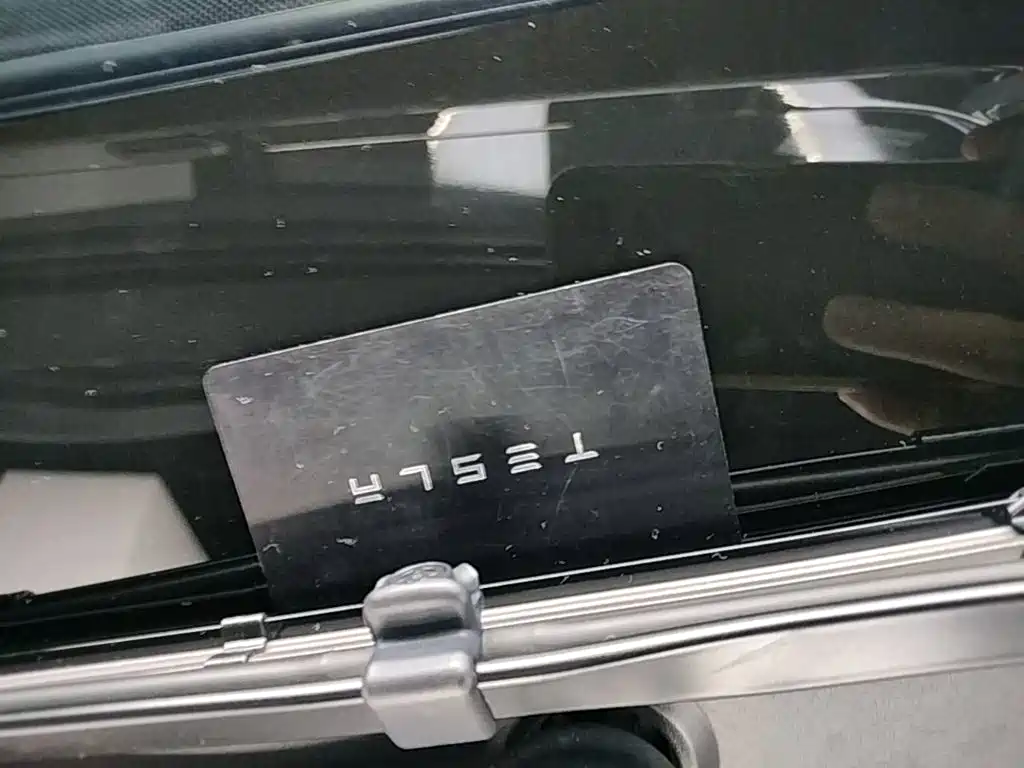 Tesla Model Y — миниатюра 9