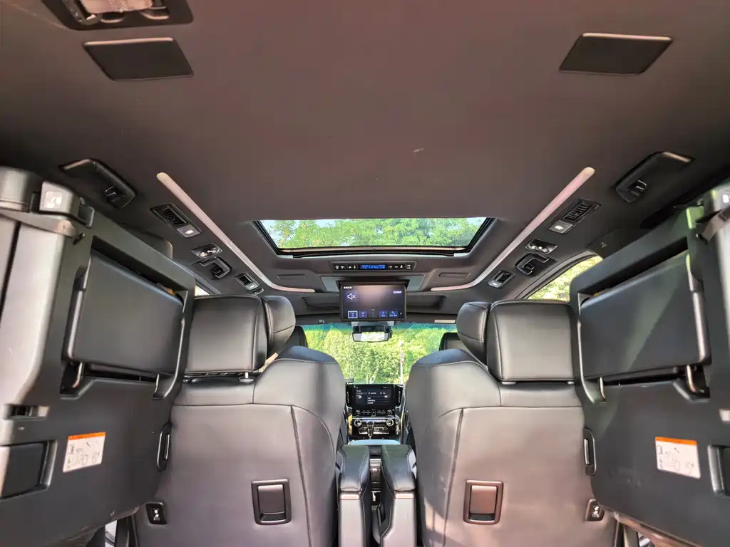 Toyota Vellfire — миниатюра 8