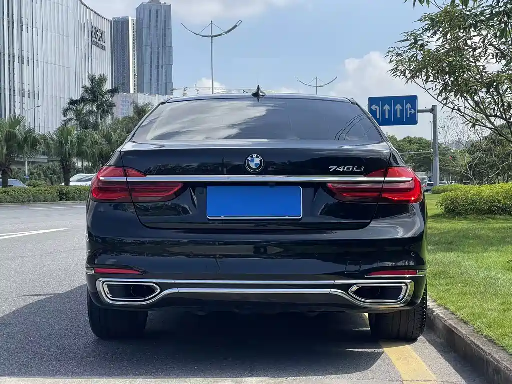 BMW 7 Series — миниатюра 5