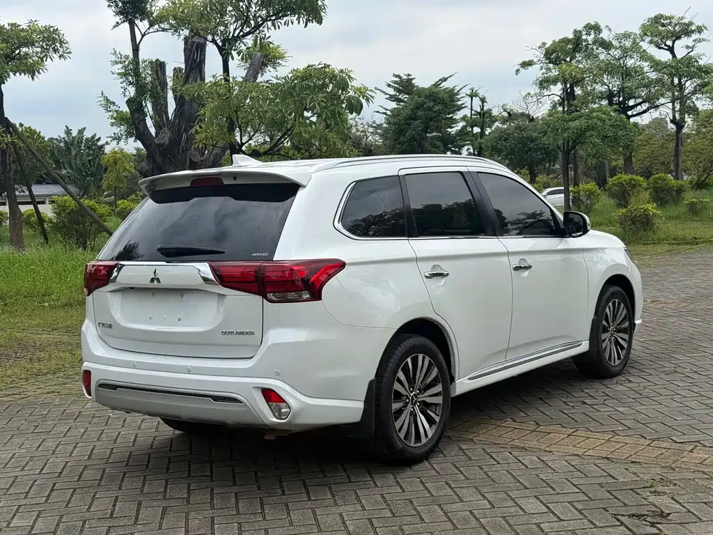 Mitsubishi Outlander — миниатюра 11