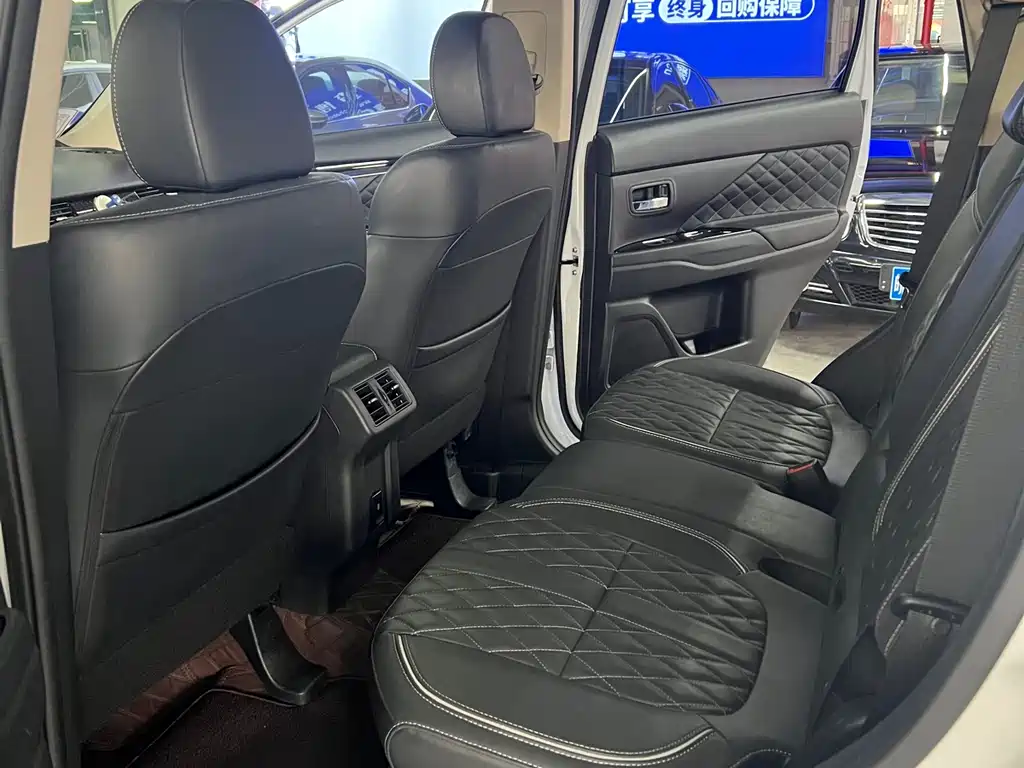 Mitsubishi Outlander 2021 2.4L 7 мест